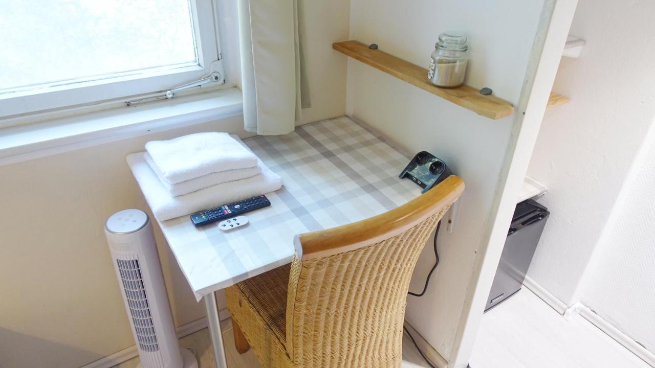 1 Zimmer In Wohngemeinschaft, Netflix, Premium Kabelfernsehen, Kueche